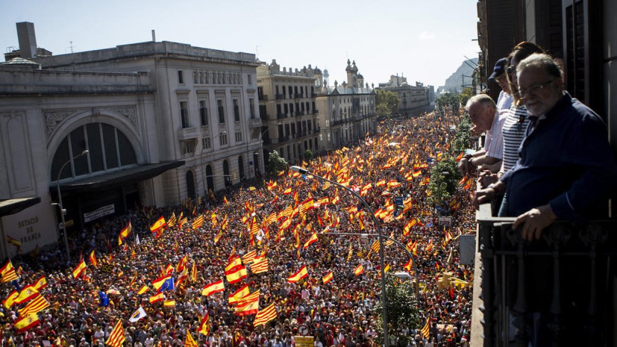 Prop d'un milió de persones es manifesten a Barcelona a favor de la unitat d'Espanya.