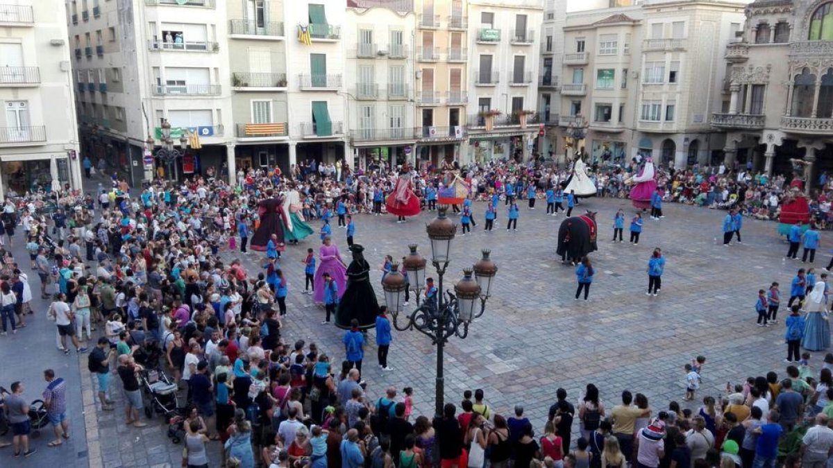 Els Gegants i la Mulassa de Reus ballant a la plaça Mercadal en motiu de l'inici de la Festa Major de Sant Pere 2017.