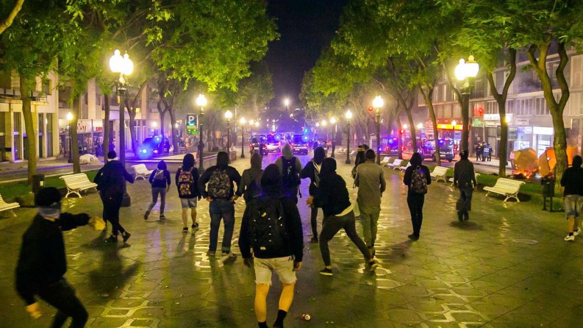 Enfrontaments entre policia i manifestants després de l'acte d'ANC i Òmnium a la plaça Imperial Tarraco de Tarragona