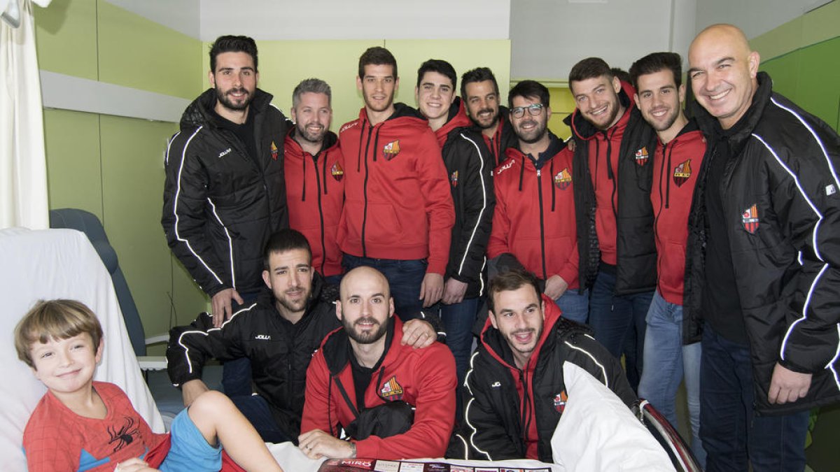 Els jugadors del Reus d'Hoquei visiten els infants ingressats al Sant Joan de Reus