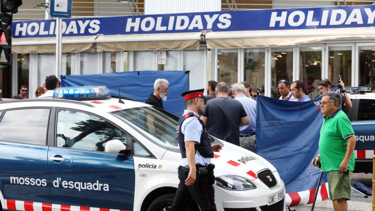 Un hombre muere en una pelea en la calle Carles Buïgas