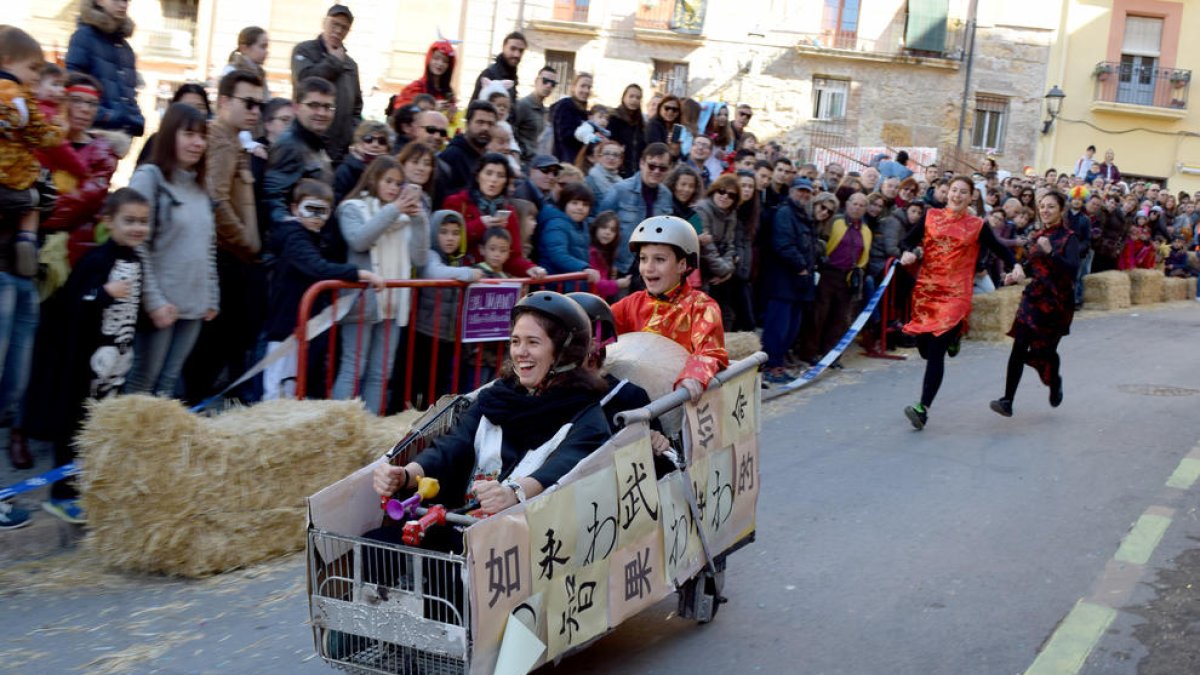 Imatges de la baixada del pajaritu, celebrada al casc antic de Tarragona el dissabte de Carnaval