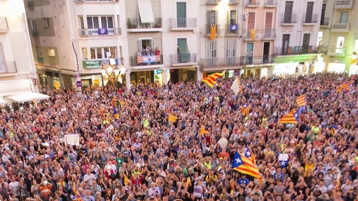 Concentració por la democracia delante del Ayuntamiento de Reus.