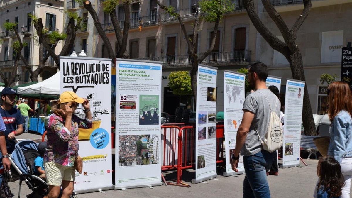 Feria de entidades de comercio justo y banca ética en la Rambla Nueva de Tarragona.