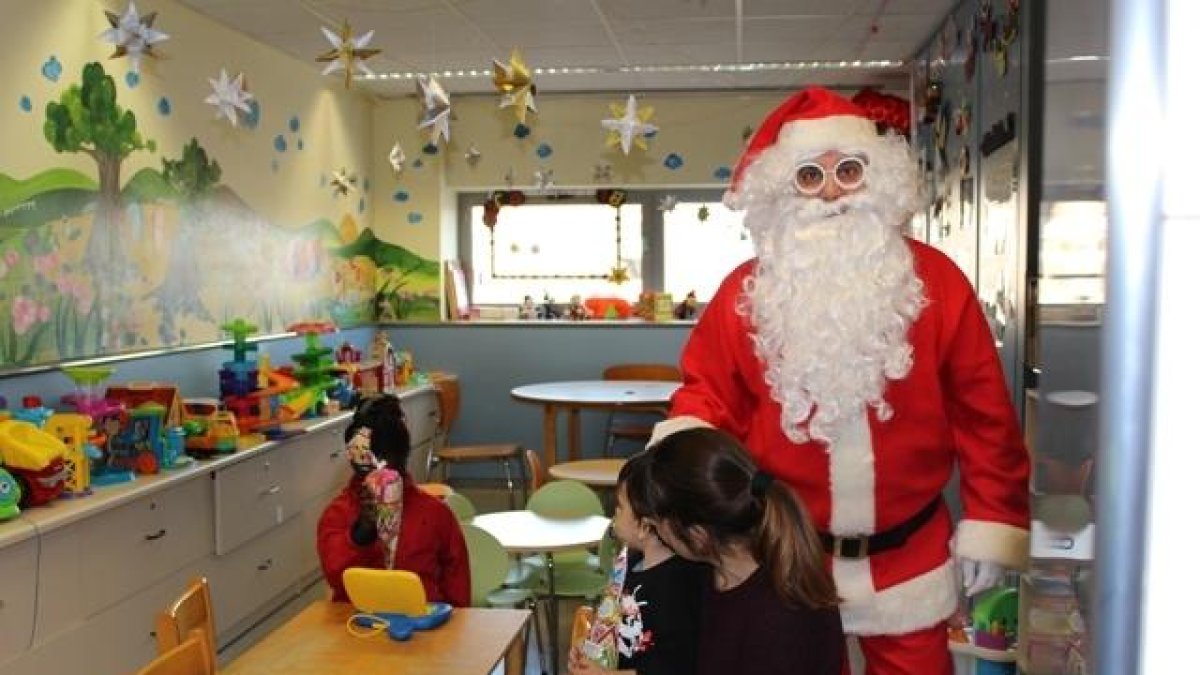 Visita de Papá Noel y actividades navideñas en la planta de pediatría del Joan XXIII