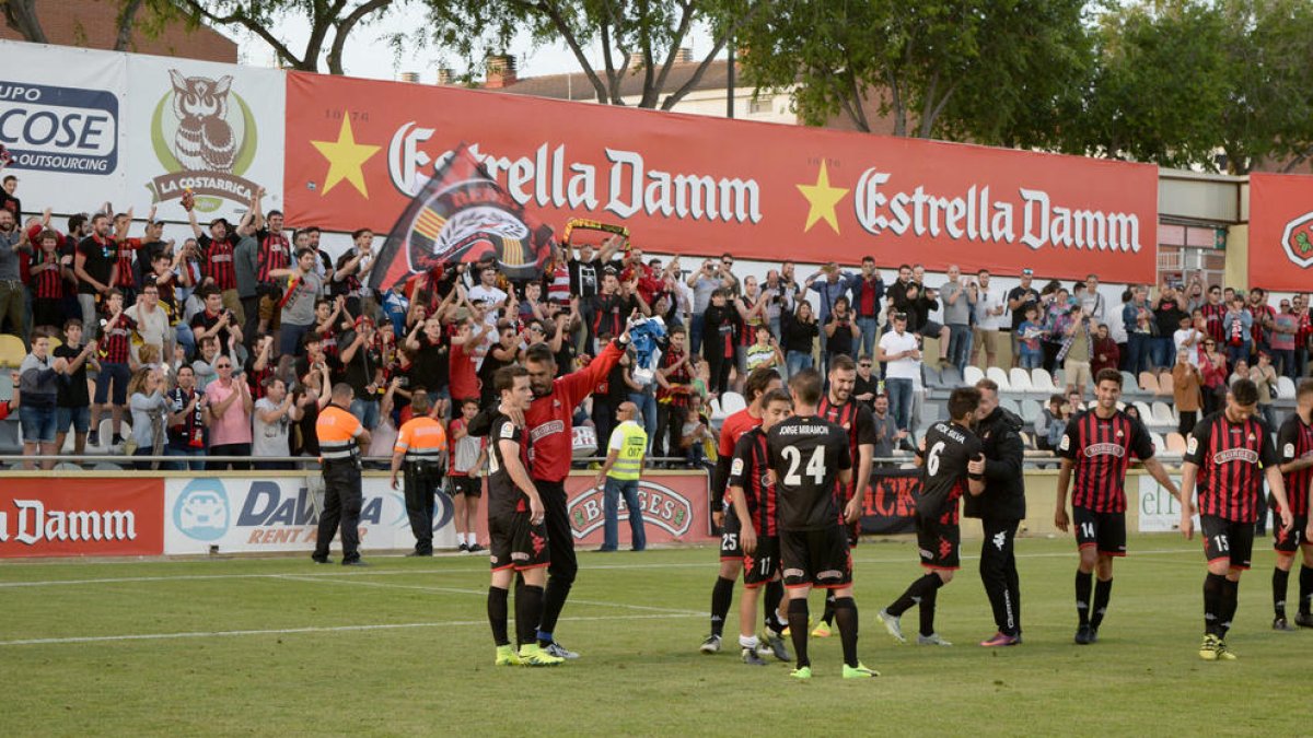 Els aficionats i els jugadors del CF Reus van poder celebrar la permanència després de la victòria contra el Sevilla Atlètic.