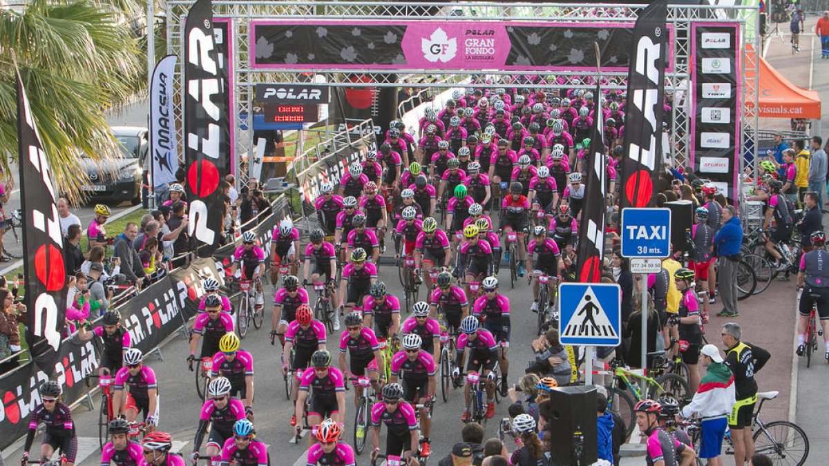 Sortida dels participants a la 4ª Polar Gran Fondo La Mussara-Reus.