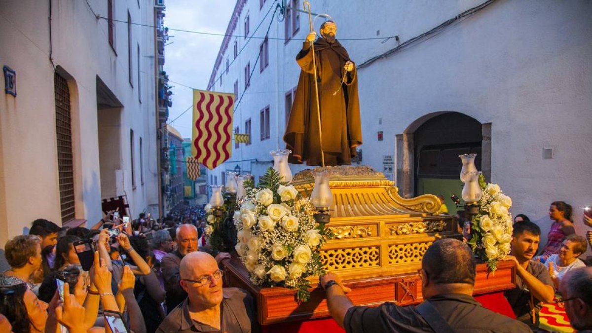 El seguici festiu ha recorregut els carrers de la Part Alta