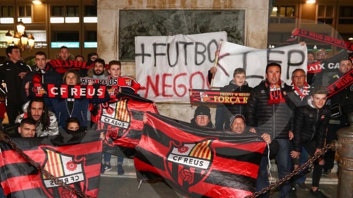 Protesta dels aficionats del CF Reus per la situació del club