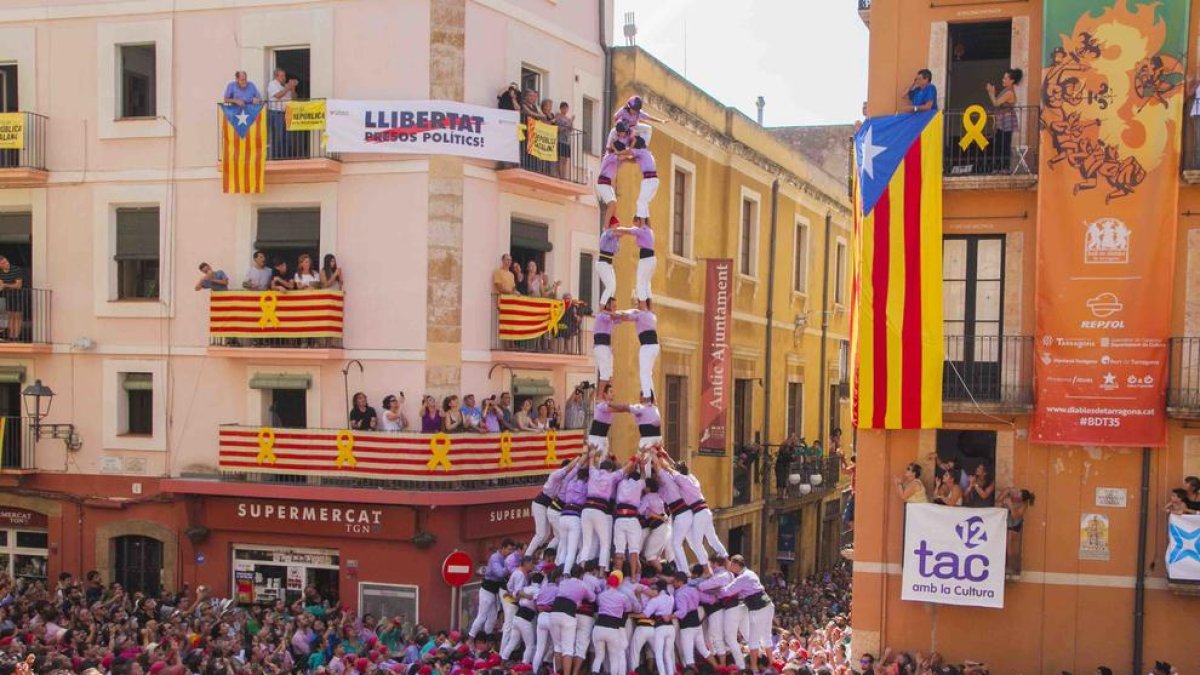 La Jove carrega el 5d9f i el 2d9fm, els Xiquets carreguen el 3d9f, Sant Pere i Sant Pau descarrega el 2d8f i els Xiquets del Serrallo el 2d7