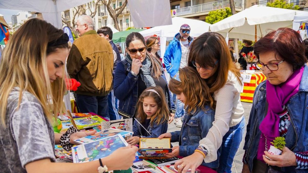 Imatges de la Diada de Sant Jordi 2019 a la Rambla Nova de Tarragona