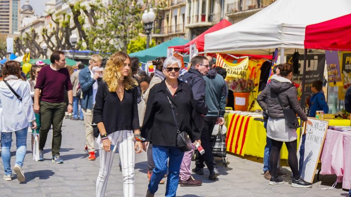 Imatges de la Diada de Sant Jordi 2019 a la Rambla Nova de Tarragona