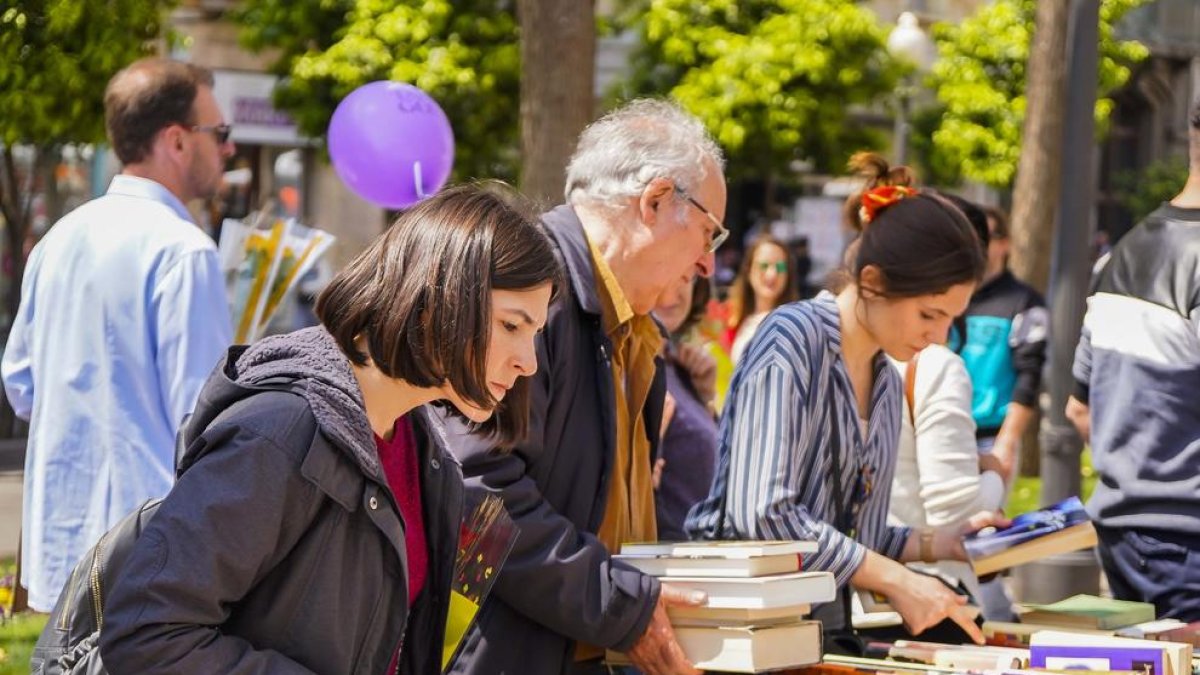 Imatges de la Diada de Sant Jordi 2019 a la Rambla Nova de Tarragona