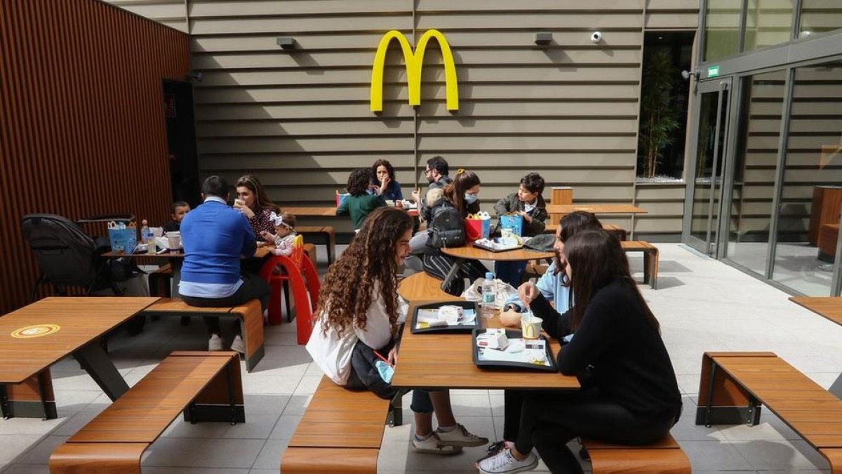 Las largas colas han sido las protagonistas del retorno de la cadena de comida rápida al corazón de la ciudad