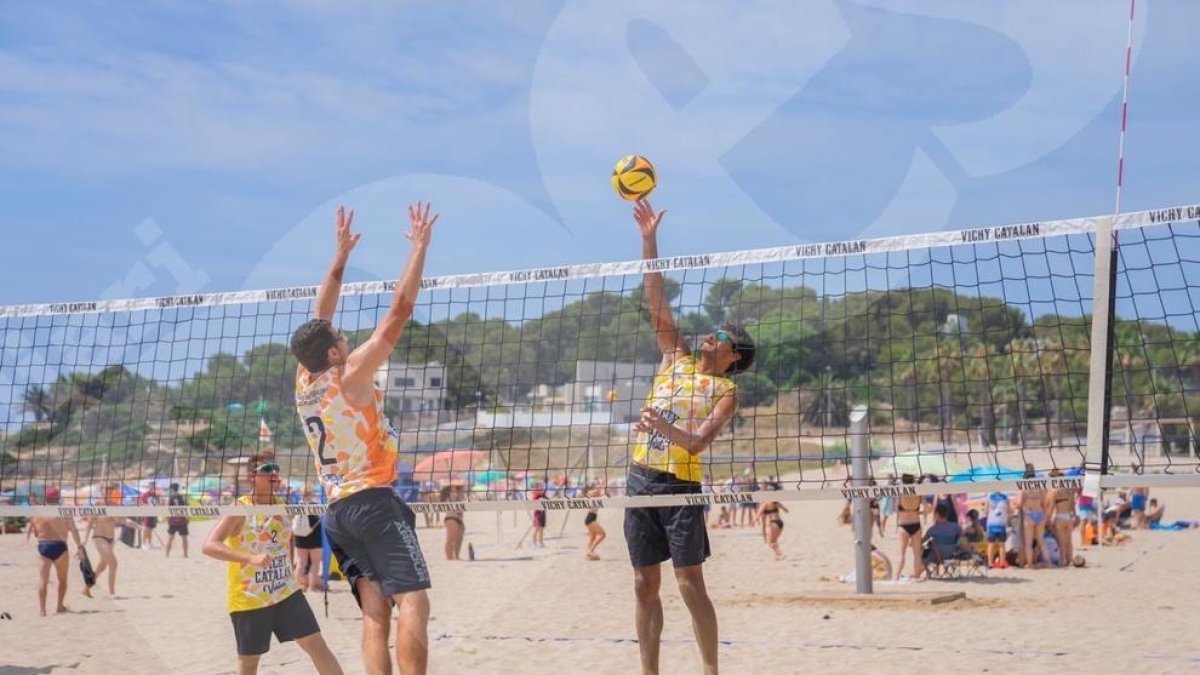 La platja de l'Arrabassada de Tarragona ha acollit aquest cap de setmana la cinquena prova del Campionat Català de Volei Platja.