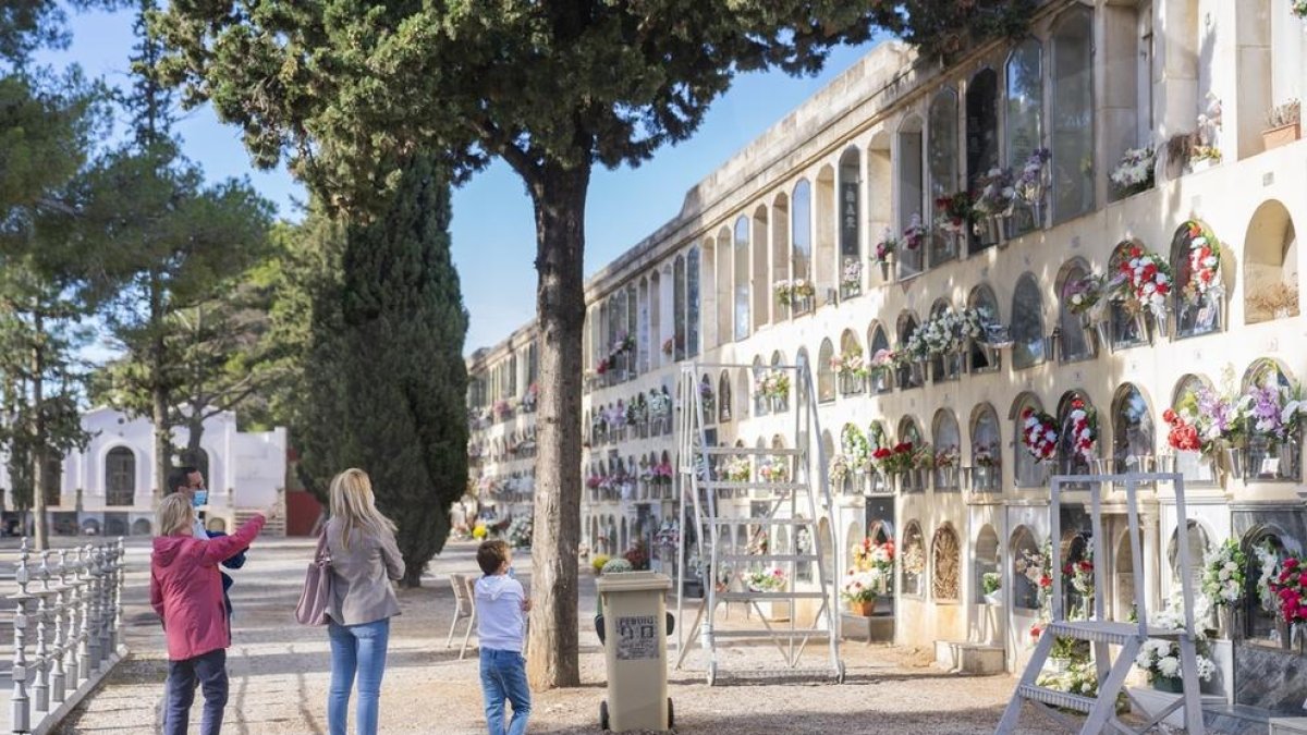 Conmemoración del día de Todos los Santos con ofrenda institucional en el cementerio de Reus