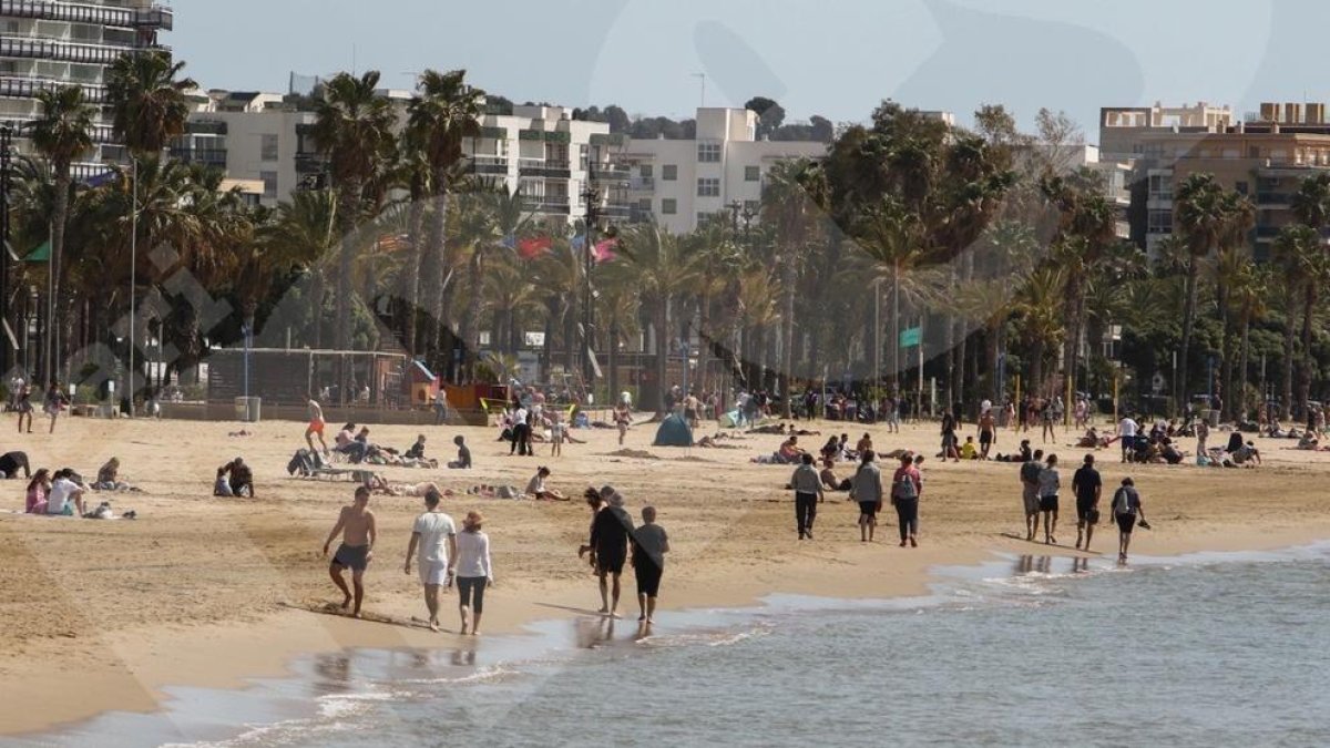 Día de la mona en la playa Llevant de Salou