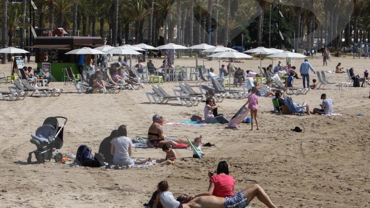 Dia de la mona a la platja Llevant de Salou