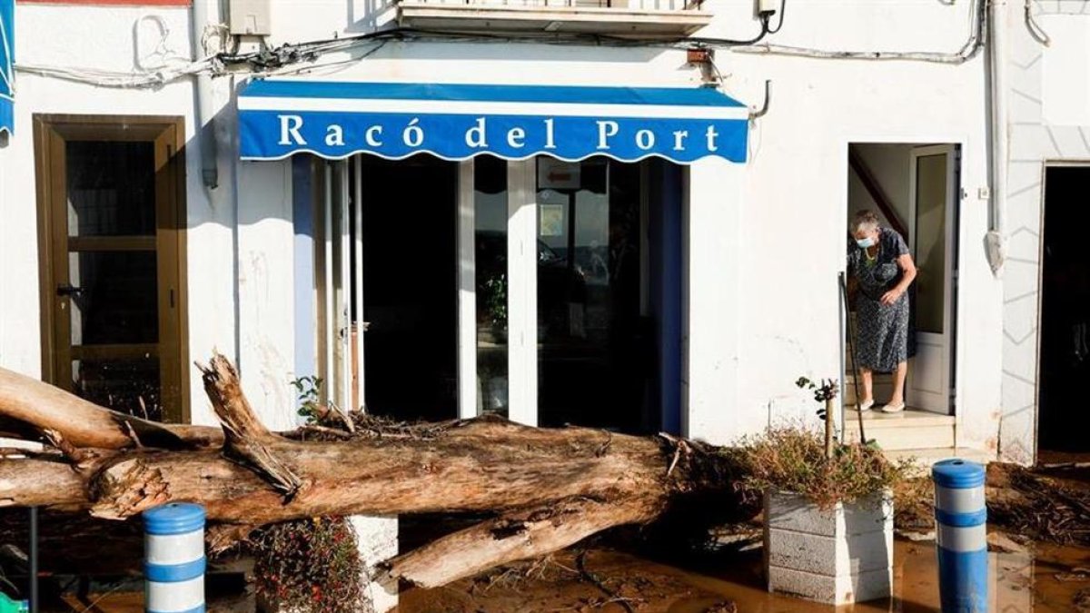 Las localidades de las Cases d'Alcanar y Sant Carles de la Ràpita vivieron un 1 de septiembre muy duro después de que cayeran más de 200 litros de agua en mucho poco rato y se produjeran inundaciones y graves desperfectos en las viviendas y la vía pública.