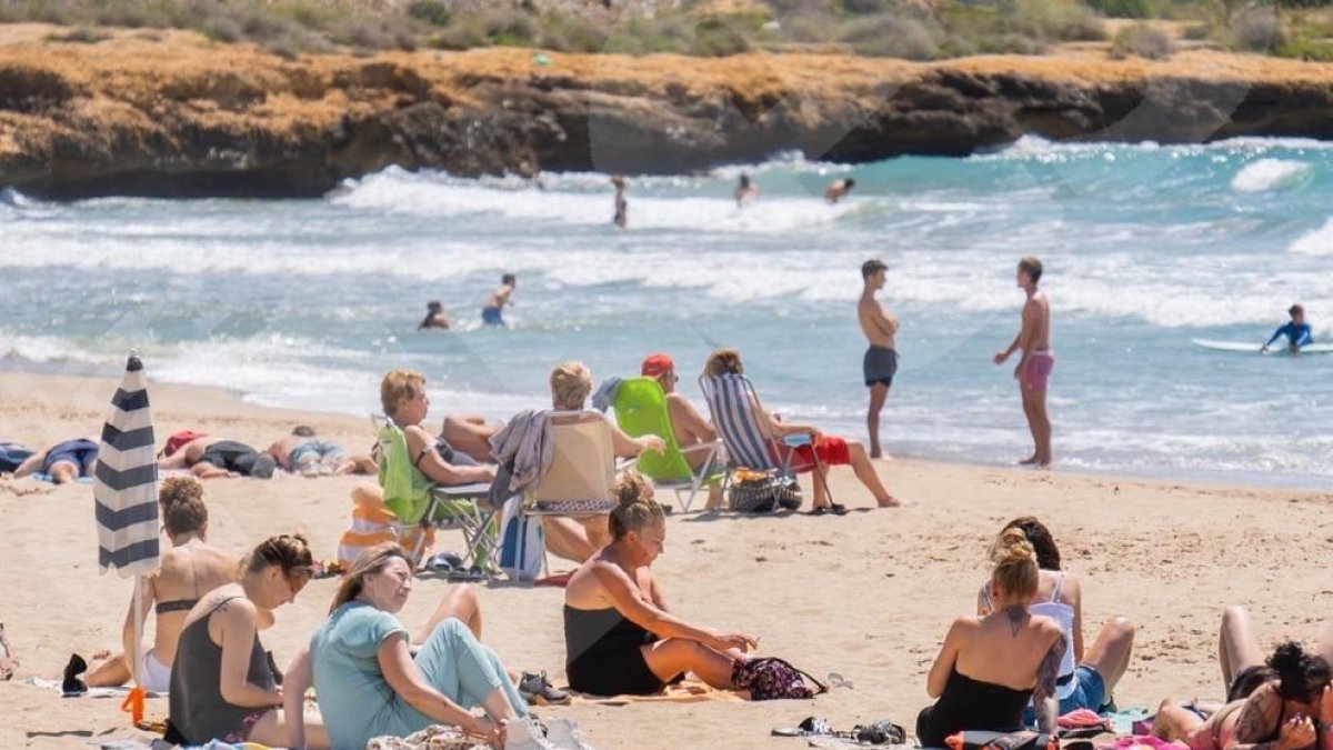 Banyistes a la platja del Miracle