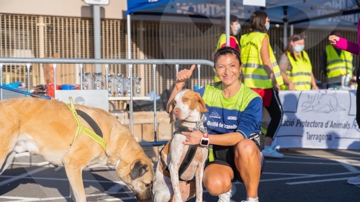 Els participants juntament amb els seus acompanyants canins han participat en una cursa que ha tornat a la presencialitat després d'un any amb realització virtual a causa de la pandèmia de la covid-19.