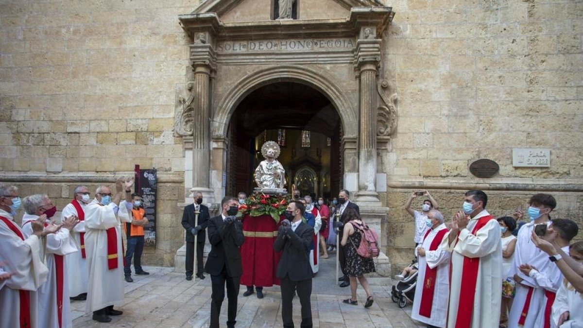 El encendido de la Víbria, el Drac y el Baile de Diables despidiero unas fiestas de Sant Pere marcadas por las restricciones sanitarias