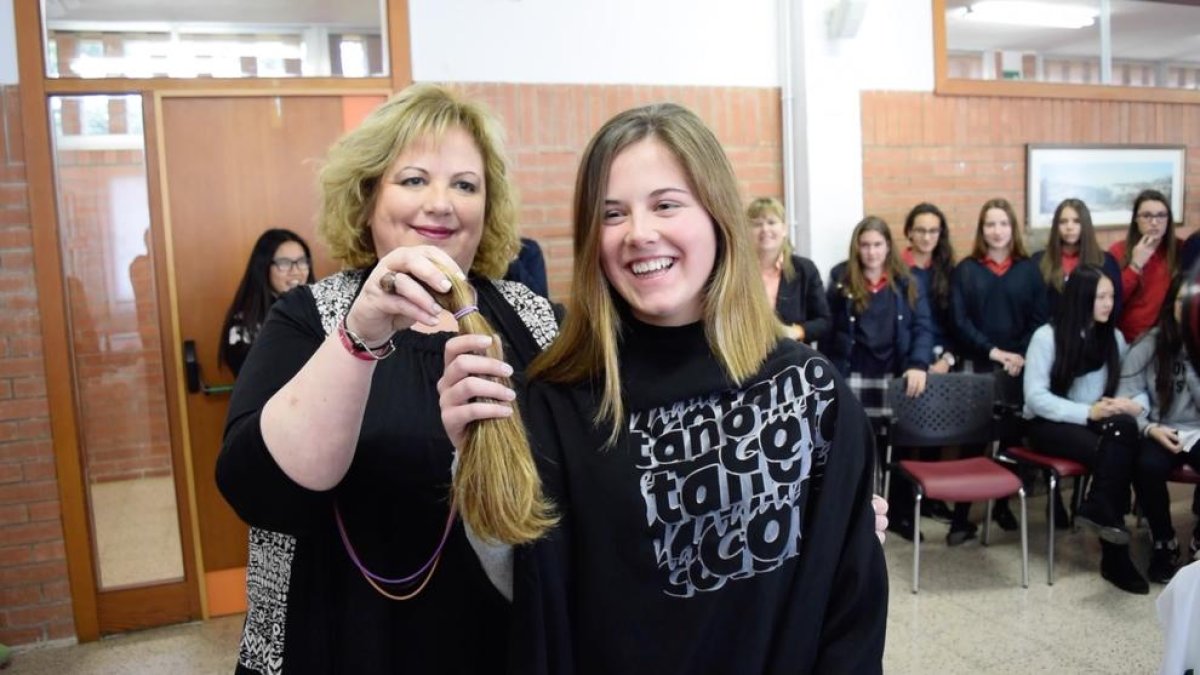 Les alumnes de l'Aura es tallen el cabell per lluitar contra el càncer
