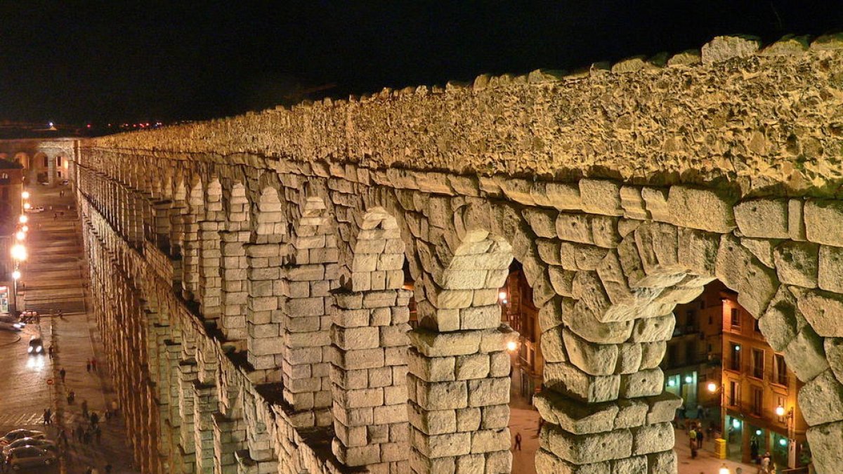 Vista nocturna de l'aqüeducte.