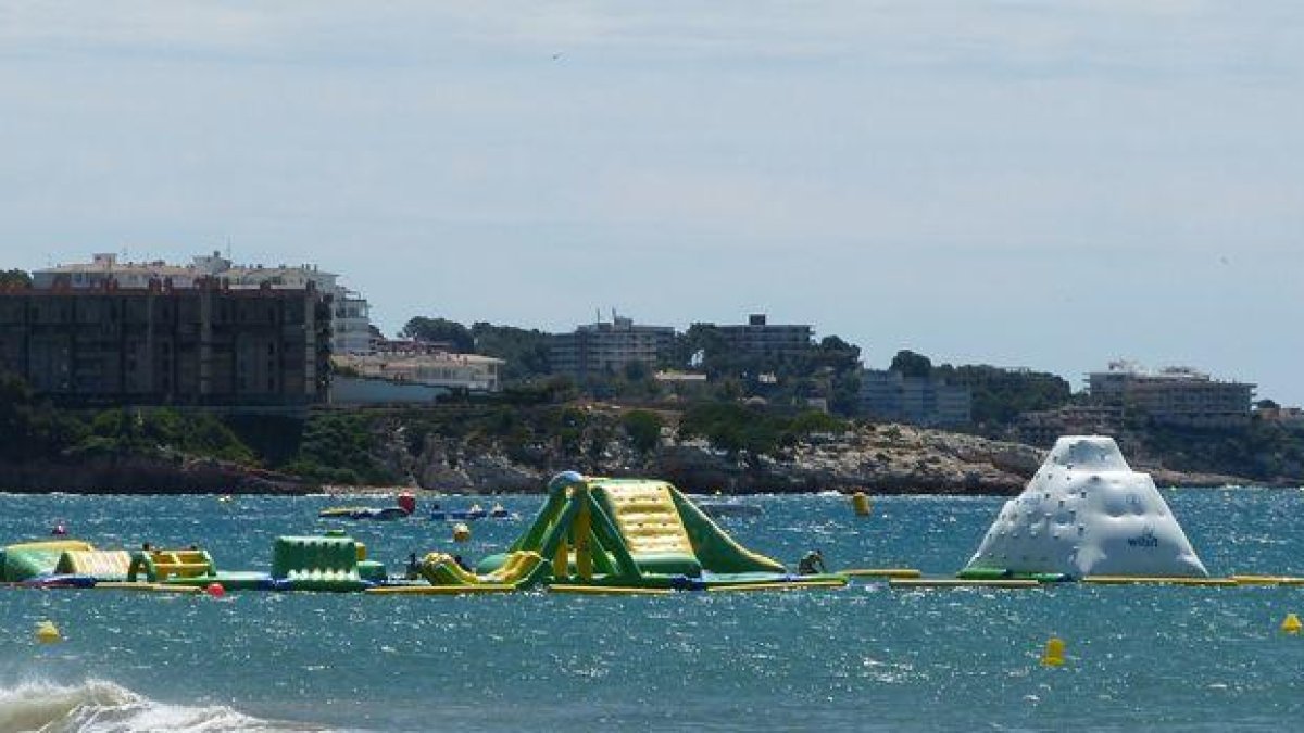 Una plataforma con inflabes se vuelve a instalar en la playa de Llevant