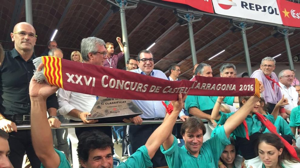 Els castellers de Vilafranca recollint el premi que els proclama guanyadors.