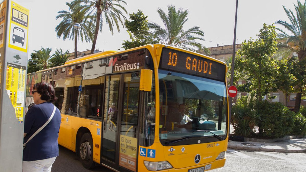 Un autobús de Reus Transport ha atropellado a una mujer este mediodía delante del Hotel Gaudí.