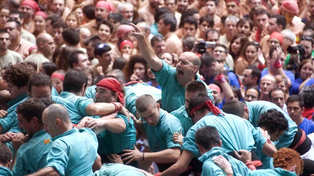 Els Castellers de Vilafranca celebrant el 3de10 amb folre i manilles descarregat a la primera ronda.