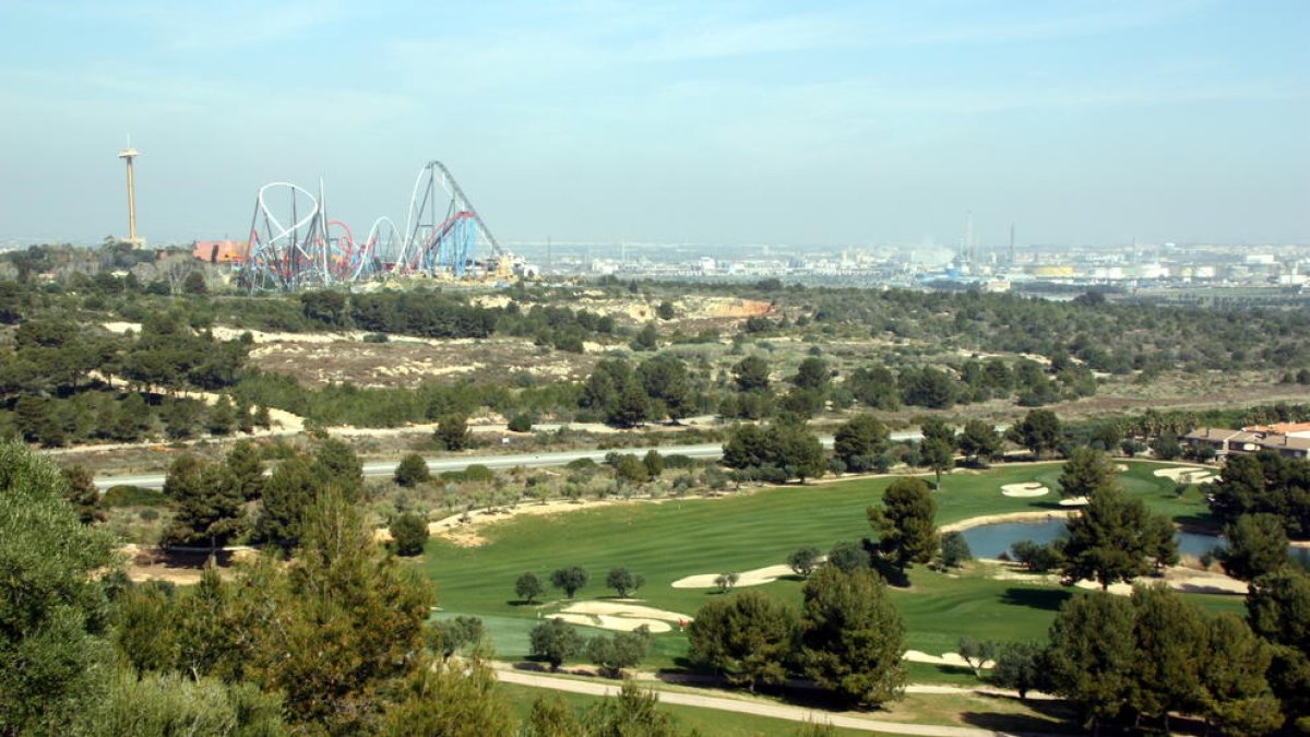 Vista general dels terrenys on s'ubicarà el Centre Recreatiu i Turístic de Vila-seca i Salou, a tocar de PortAventura (horitzontal)