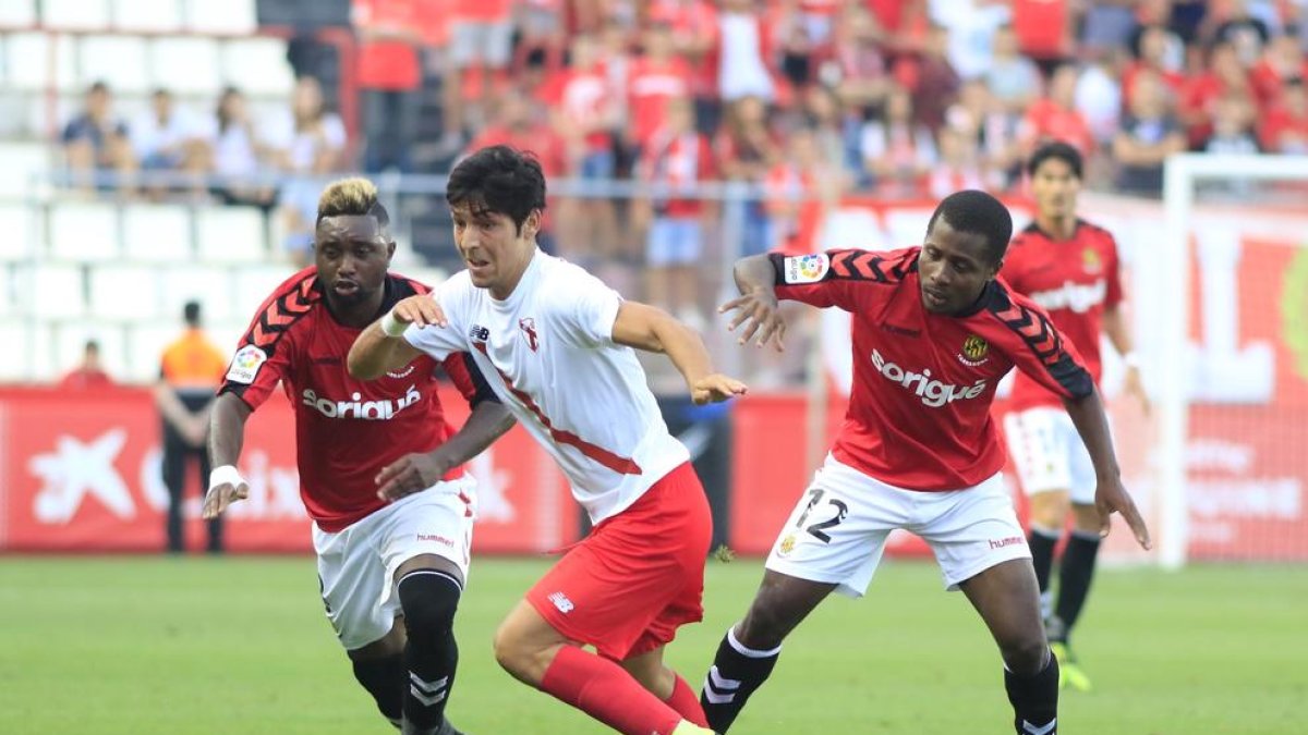 Madinda, a l'esquerra, contra el Sevilla Atlètic.