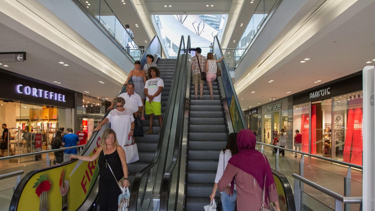 El centro comercial registró a más compradores que los comercços de la ciudad.