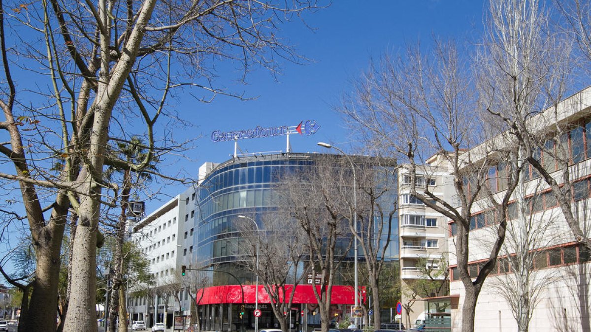 Una imatge de la façana del Centre Carrefour de Reus, a l'avinguda Marià Fortuny.