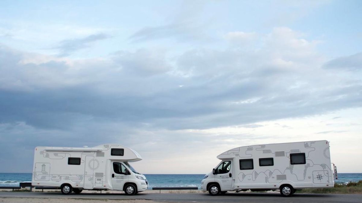 Arribar a l'aeroport i trobar la caravana