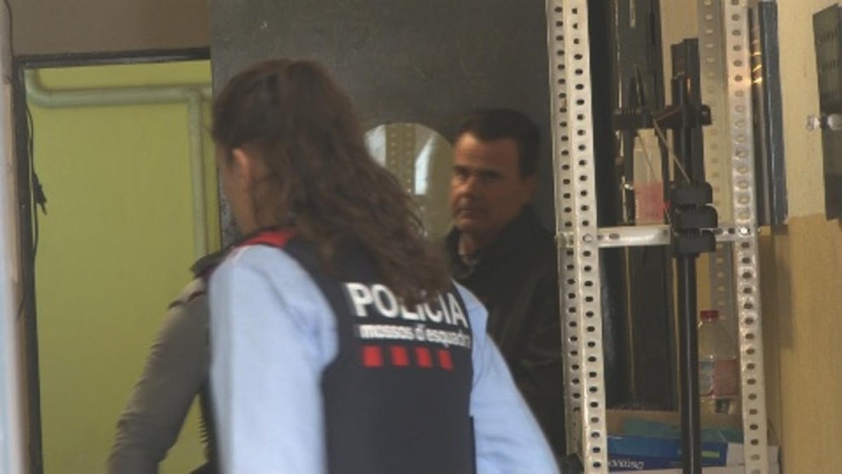 Captura de un frame de vídeo con un plan|plano abierto del acusado, custodiado por los Mossos, a punto de entrar en el vehículo policial, el 16 de marzo del 2016