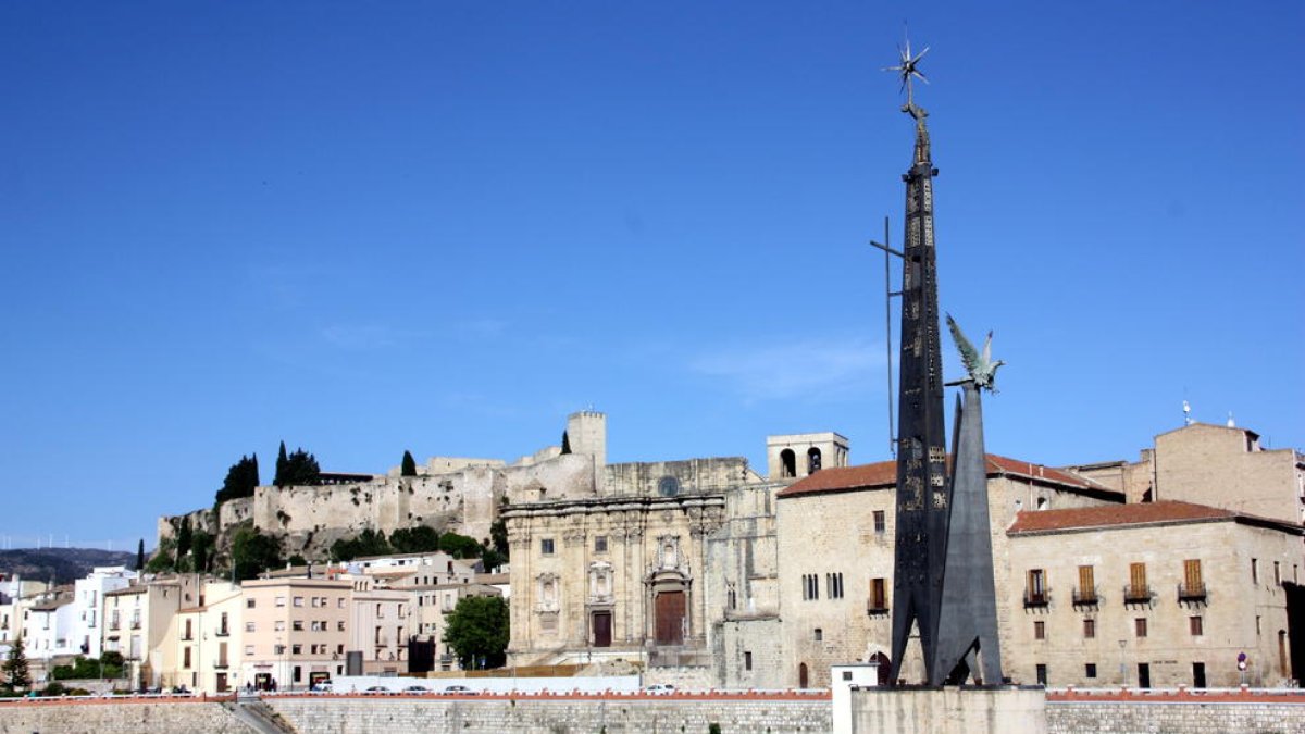 Monumento franquista de Tortosa delante de la fachada de la Catedral.