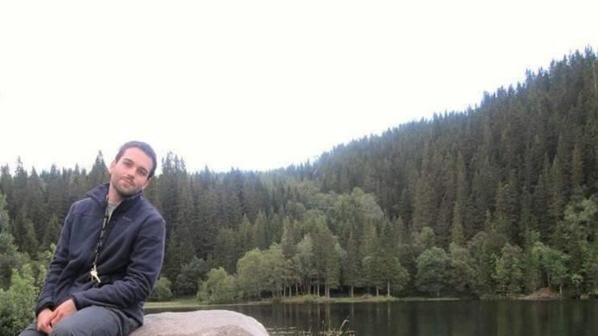 El joven en el bosque de Bymarka, donde los noruegos van a caminar, bañarse en el lago o hacer esquí de fondo.