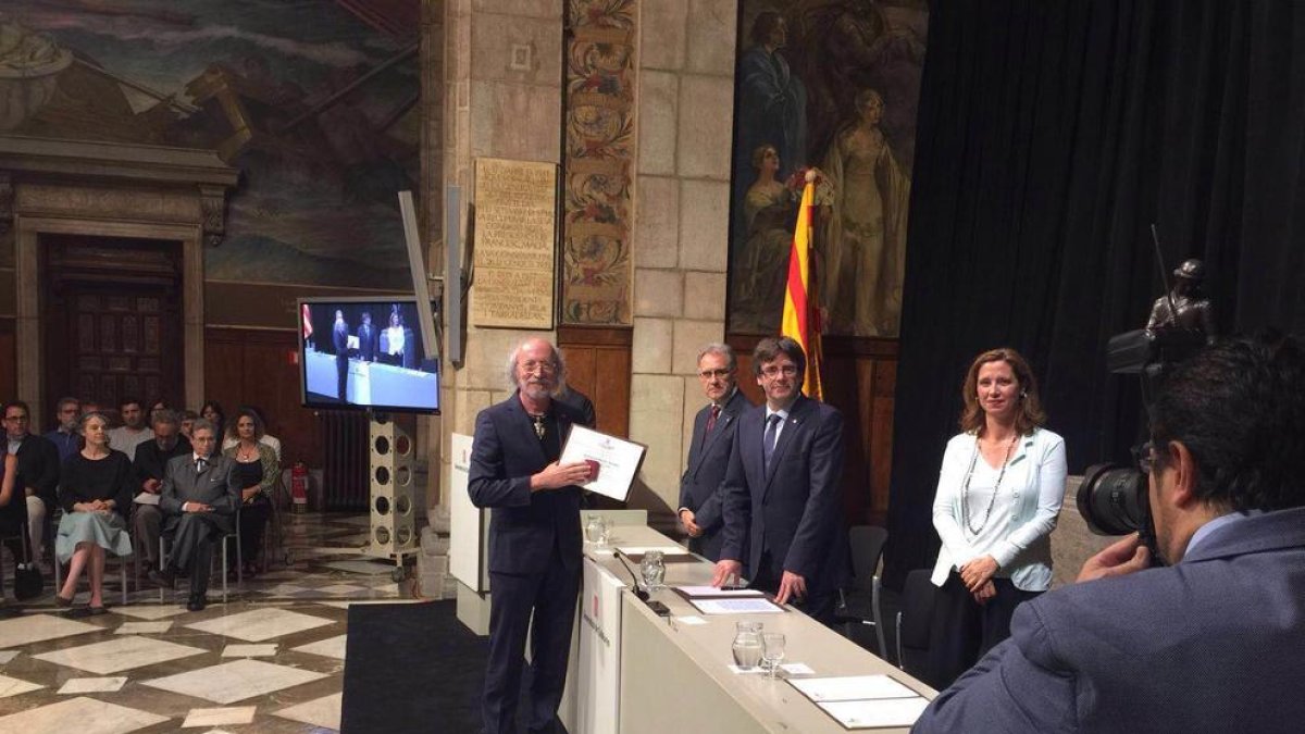 El joier tarragoní després de rebre el diploma de mans del president de la Generalitat.