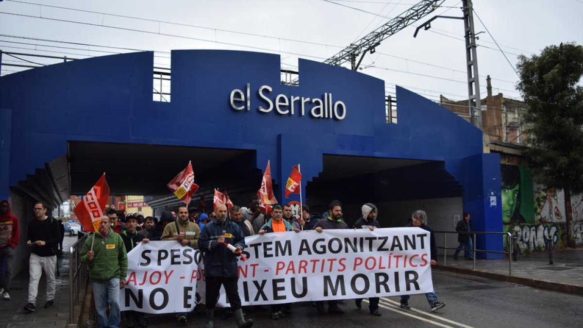 Mig centenar de pescadors de peix blau reclamen un estudi biològic i ajudes per als afectats per la crisi del sector