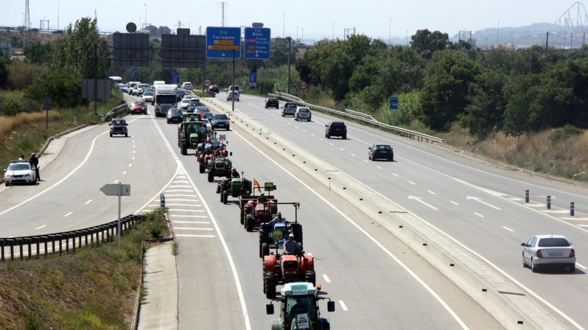 Pla general de la marxa de tractors circulant per la C-14 a Reus el 13 d'agost del 2016