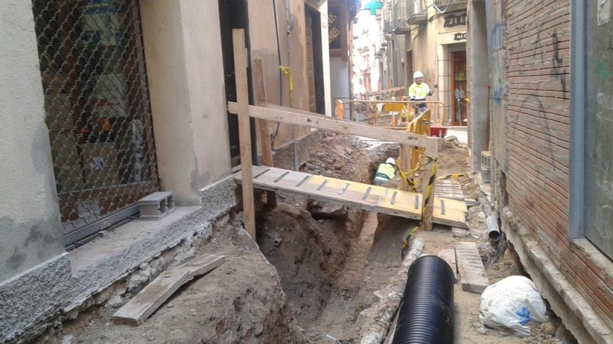 Imagen de las obras que se realizan en la calle Espardenyers.