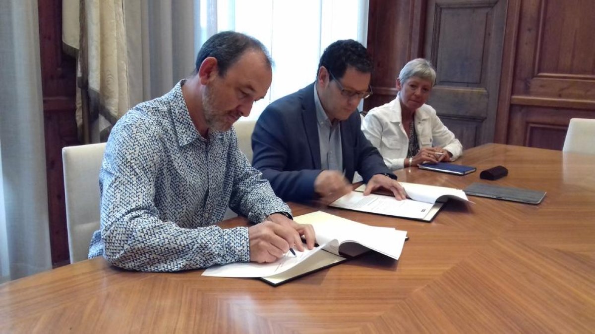 l tinent d'alcalde i regidor de Benestar Social de l'Ajuntament de Valls, Jordi Cartanyà, i el director de Concessions de Catalunya Sud de SOREA, Emili Giralt, han signat el conveni.