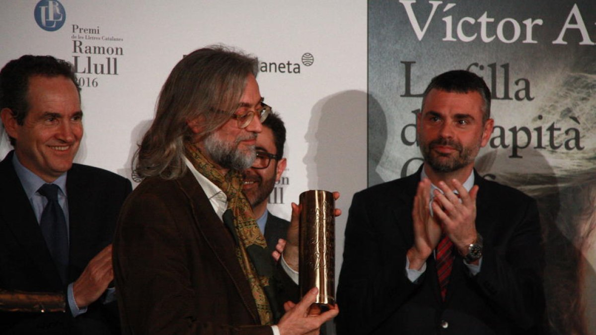Víctor Amela recoge «agobiado» a Ramon Llull para|por 'La hija del capitán Amarillo'