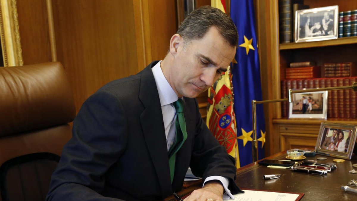 Felipe VI firma el decreto de convocatoria de las elecciones