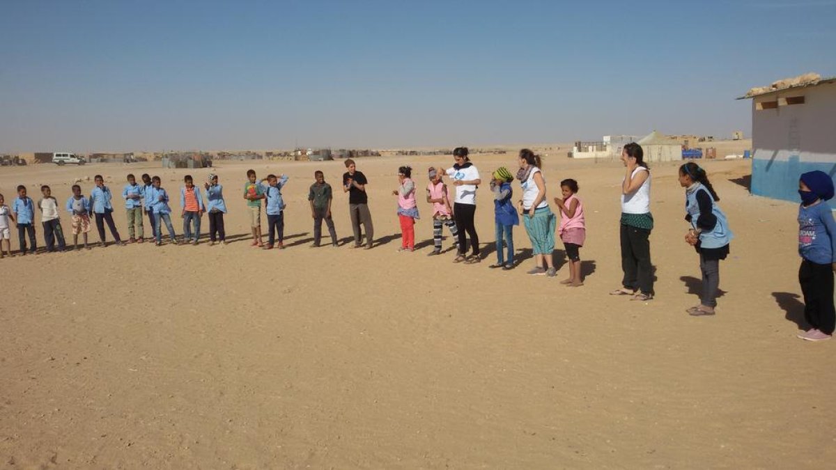 El año pasado, un numeroso grupo de cooperantes de Una Finestra al Món visitaron Smara para hacer actividades en las escuelas.