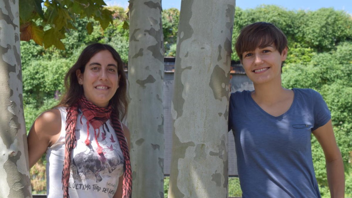 Elisa Suárez y la Mercè Azcona trabajando en el único restaurante vegano de la ciudad, El Vergel.