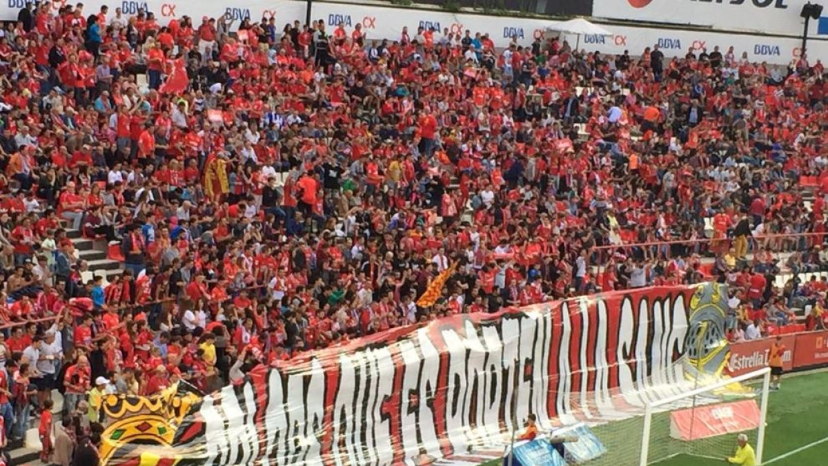 Pancarta a les graderies del Nou Estadi.